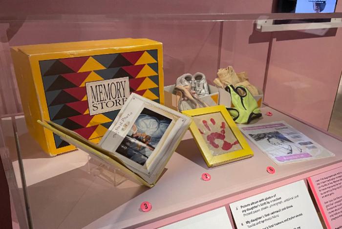 'Ternura y rabia', la muestra en Londres que explora la crisis del VIH en los años 80 y 90