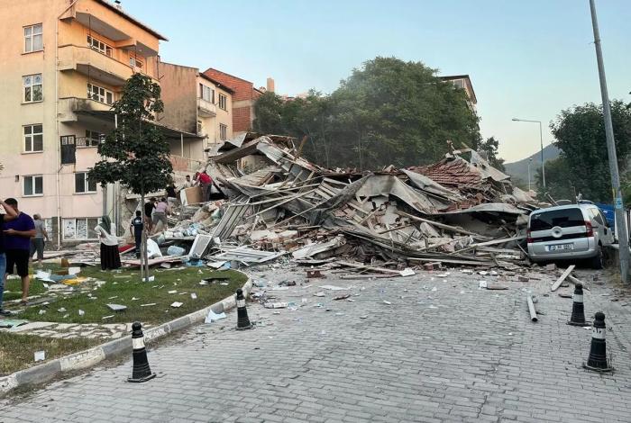 Terremoto de 6.1 sacude Turquía, al menos 10 edificios colapsaron