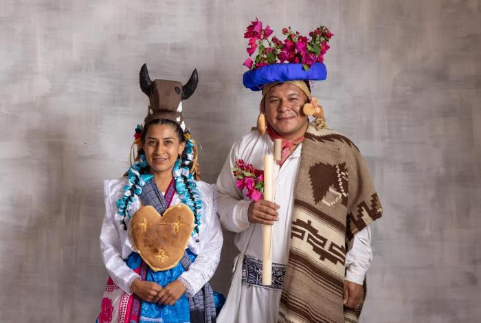 Tianguis Artesanal de Domingo de Ramos se viste de tradición con la Muestra de Indumentaria