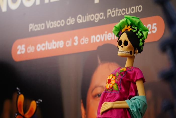 Tianguis y concurso artesanales de Noche de Muertos, en Pátzcuaro