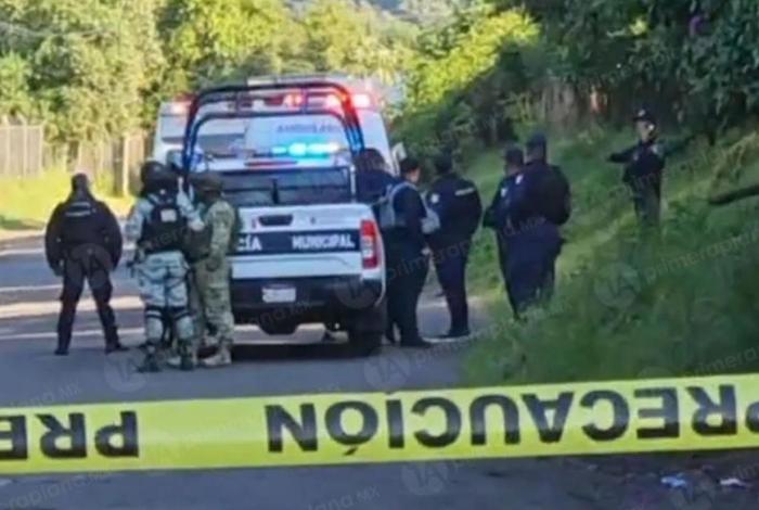 Tiran dos cu3rpos en carretera de Uruapan