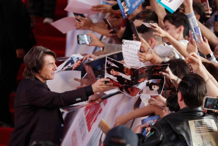 Tom Cruise recibe su primer Óscar en los Governors Awards y promete defender el cine