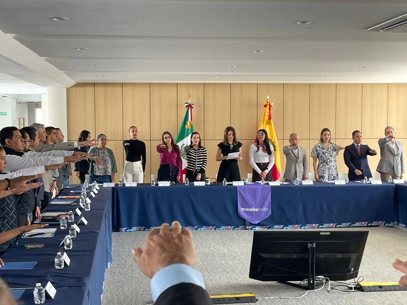 Toman protesta al jurado de la Condecoración al Mérito Juvenil 2026