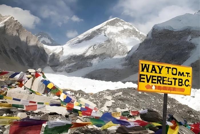 Tormenta de nieve deja a cientos de alpinistas atrapados en el Everest