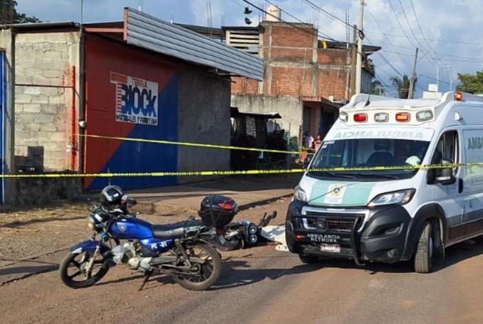 Torton atr0pell4 y m4t4 a motociclista en carretera Uruapan-San Juan Nuevo