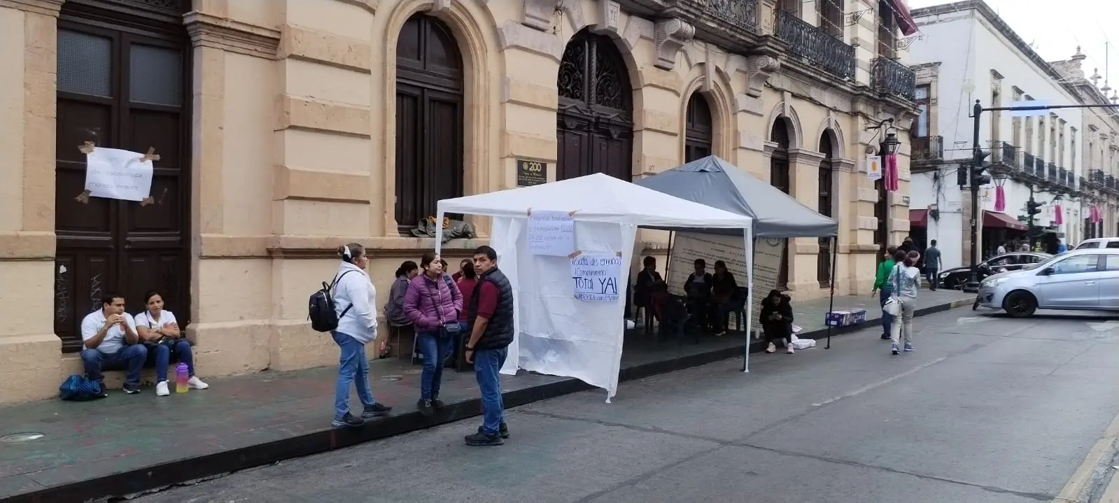 Trabajadores sindicalizados del sector salud se manifiestan al exterior del Congreso de Michoacán