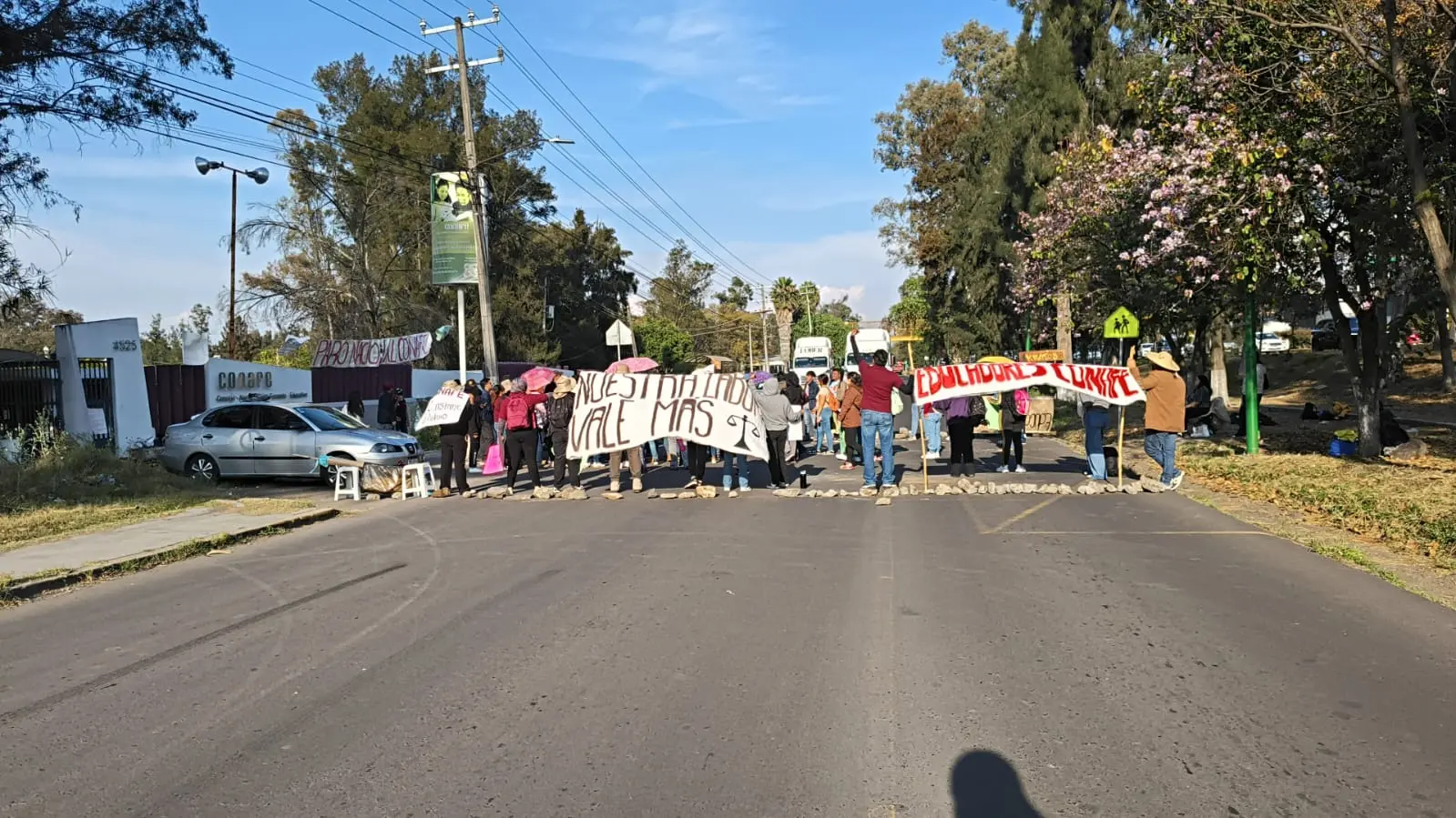 Trabajadores y educadores rurales bloquean carril de la Avenida Francisco Y Madero Oriente