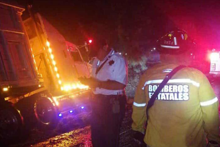 Tractocamión cerca de volcar en la Morelia-Pátzcuaro