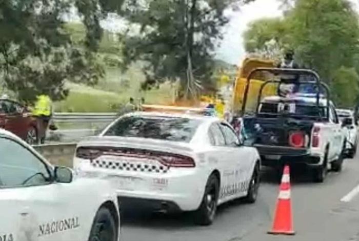 Tractocamión choca contra un árbol en la carretera Morelia-Salamanca