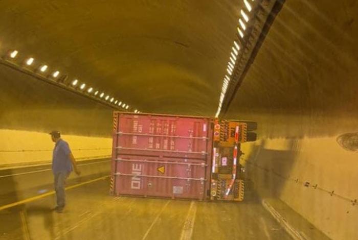 Tractocamión vuelca en el túnel de la Pátzcuaro-Cuitzeo, en Copándaro