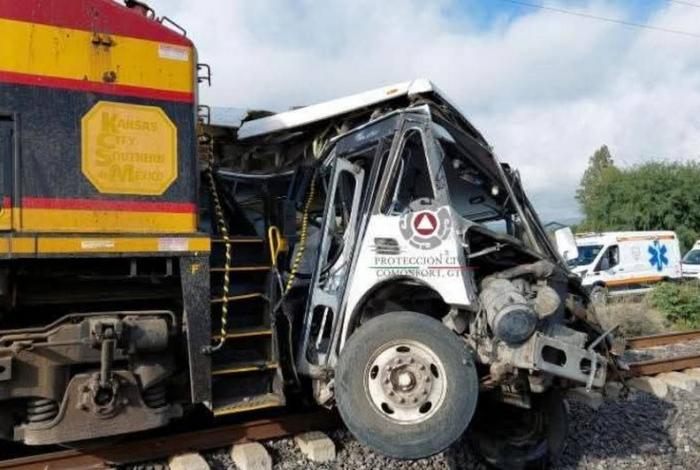 Tragedia en Guanajuato, mueren cinco en choque de camión con tren