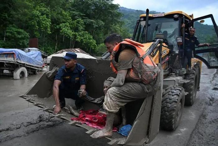 Tragedia en Nepal acumula más de 380 muertos y 910 desaparecidos