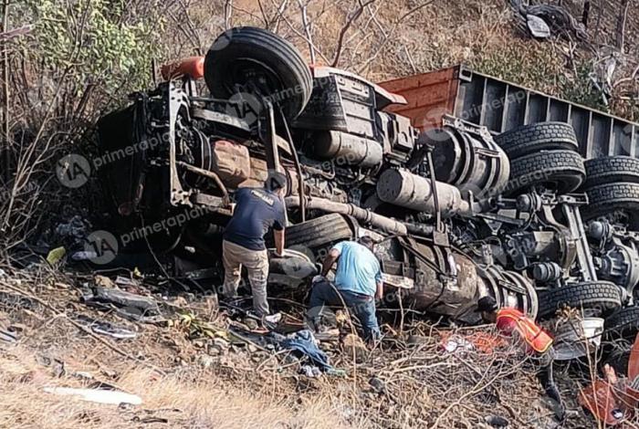 Tráiler cae por barranco de 100 m en la Siglo XXI; hay un muerto