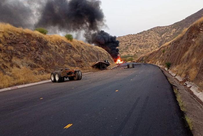 Tráiler cargado con rollos de acero se incendia tras accidente en la Autopista Siglo XXI