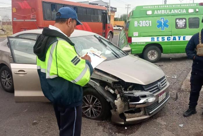 Tráiler choca contra auto y huye en la carretera La Piedad-Degollado; 2 jóvenes quedan heridas