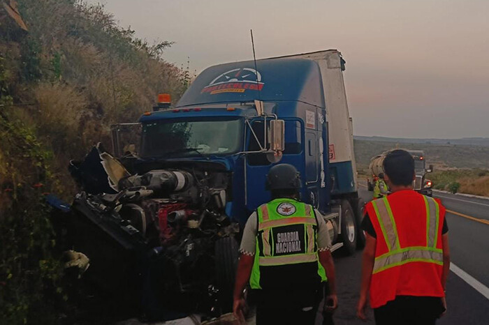 Tráiler choca contra paredón en la autopista Pátzcuaro-Cuitzeo