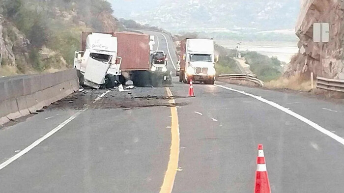 Trailer choca contra rollo de metal en la autopista Siglo XXI