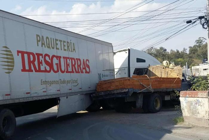 Tráiler de paquetería y camión ladrillero chocan en el periférico de Morelia