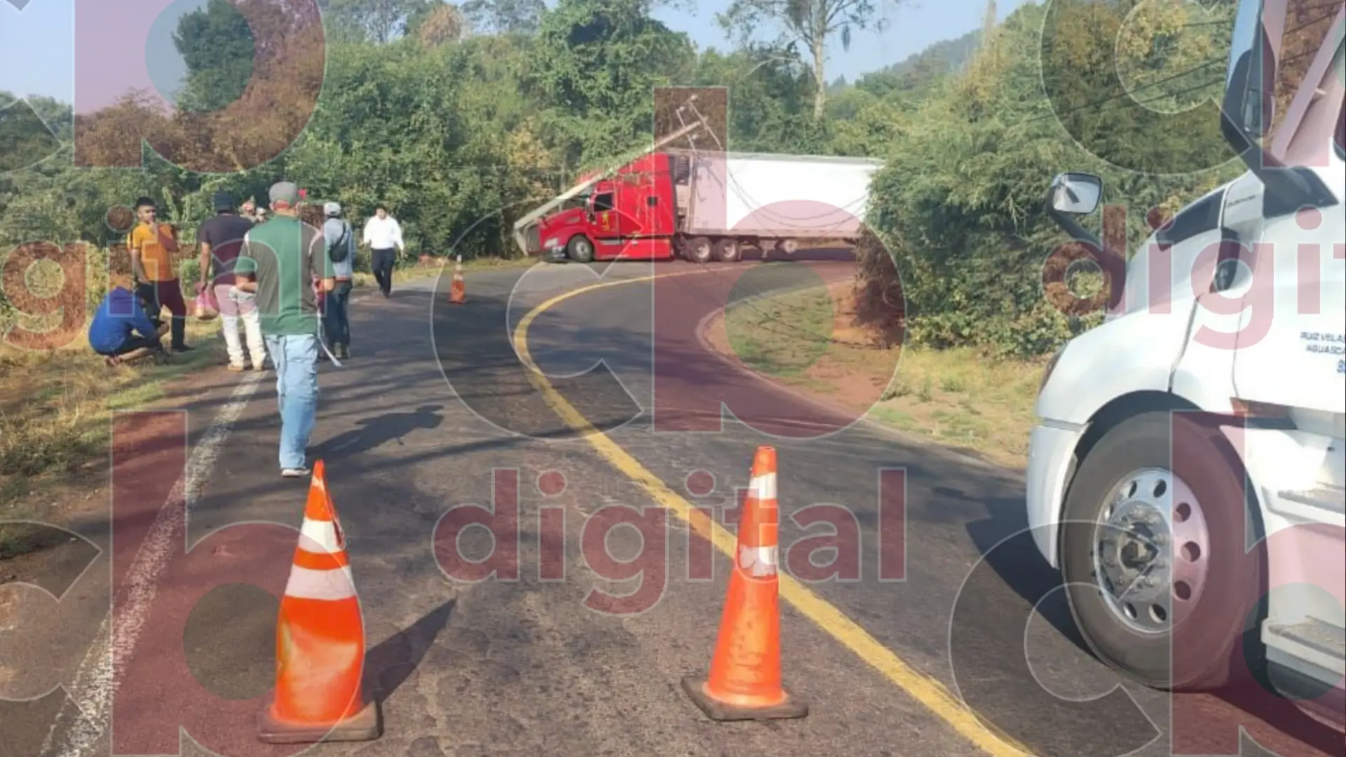 Tráiler derriba poste y bloquea la carretera Opopeo-Tacámbaro