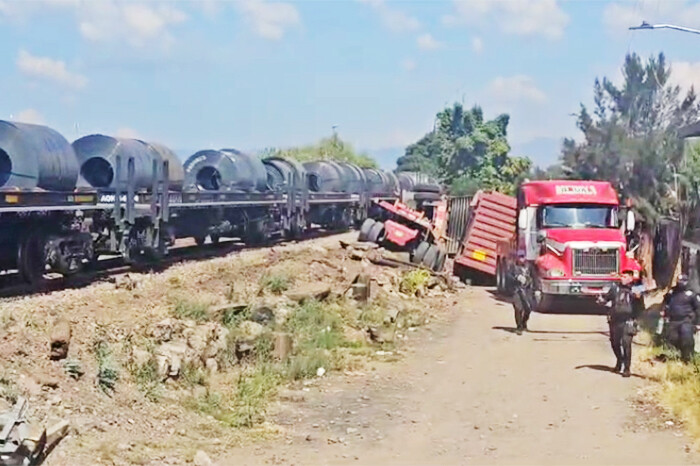 Tráiler es embestido por el tren, a la altura de Tzintzimeo, en la libre Tarímbaro-Zinapécuaro