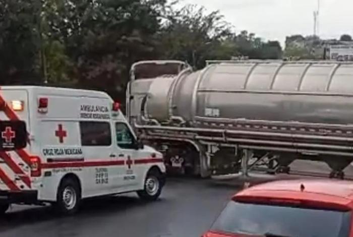 Tráiler impacta a vehículo compacto en el Periférico de Morelia; hay un lesionado