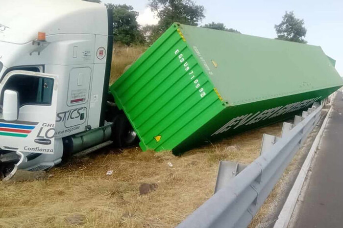 Tráiler se accidenta en la en la Pátzcuaro-Cuitzeo y se sale del camino