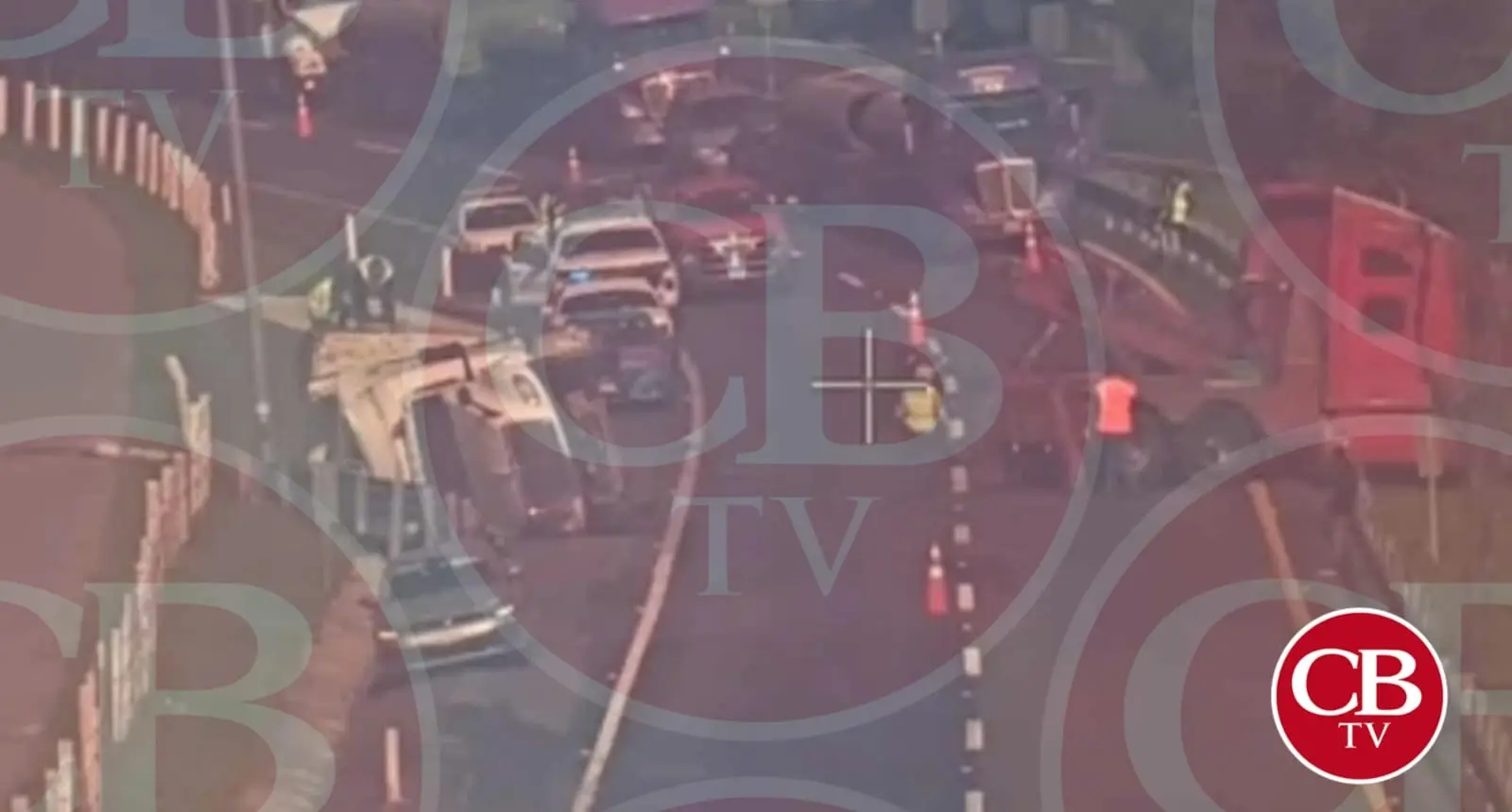 Tráiler se destroza al volcar en Maravatío