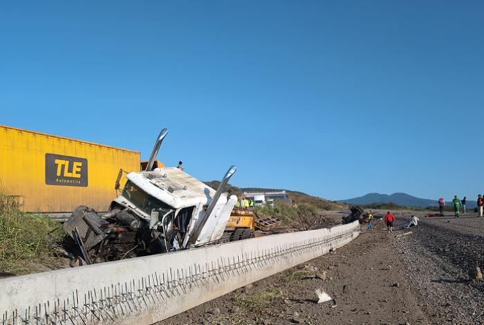 Tráiler se sale del camino en la Siglo XXI; hay un muerto y un herido
