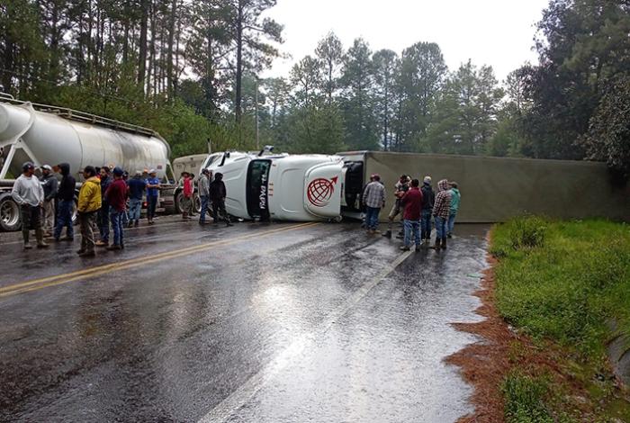 Tráiler vuelca en carretera Uruapan-Los Reyes, entre Angahuan y Zacán