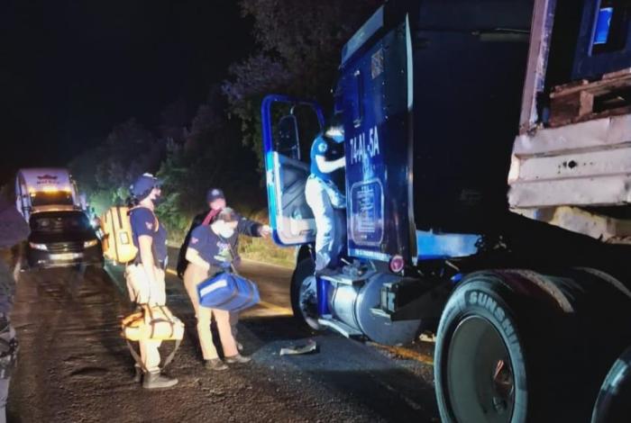 Transportista es asesinado en aparente intento de asalto, en la carretera Uruapan-Paracho