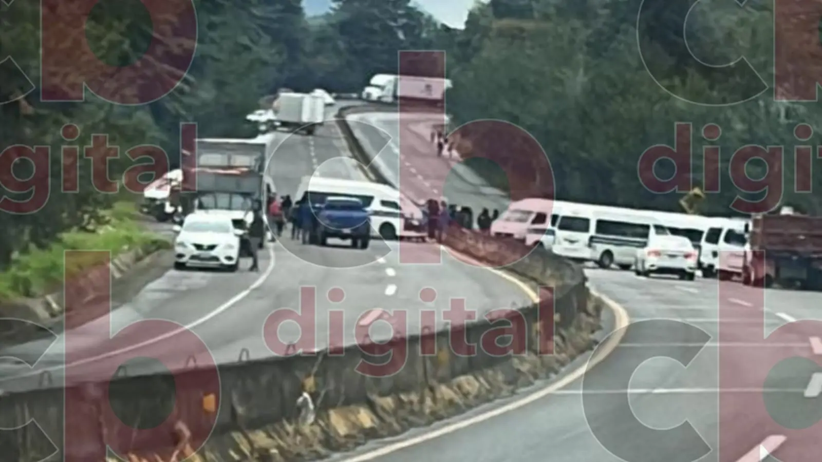 Transportistas bloquean accesos a Pátzcuaro