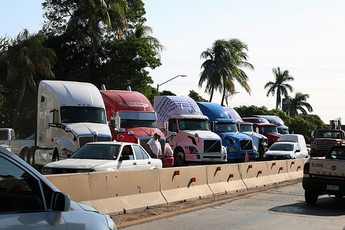 Transportistas levantan bloqueos en carreteras tras reunión con la Secretaría de Gobernación