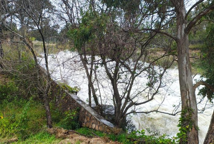 Tras análisis, reanuda Conagua desfogue de presa de Cointzio