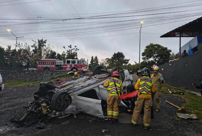 Tras aparatoso accidente vehicular, tres personas resultan lesionadas en Morelia