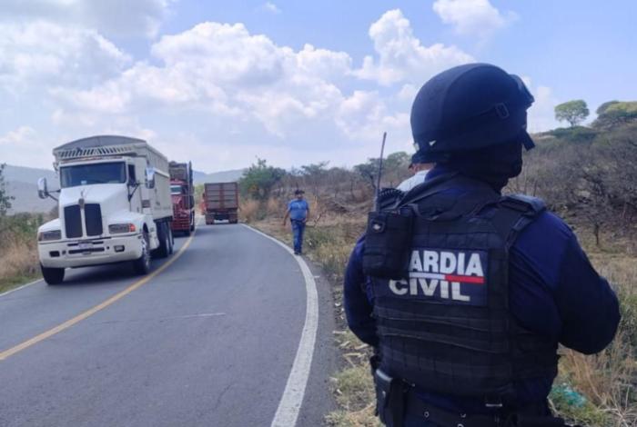Tras bloqueo carretero en Cotija, restablece Guardia Civil libre tránsito