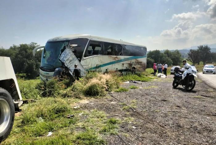 Tras choque frontal entre autobús y camioneta tres personas resultaron lesionadas en la Morelia-Charo