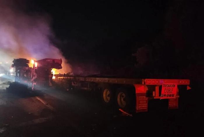 Tras choque, se incendia la cabina de un camión en la Siglo XXI; hay un fallecido