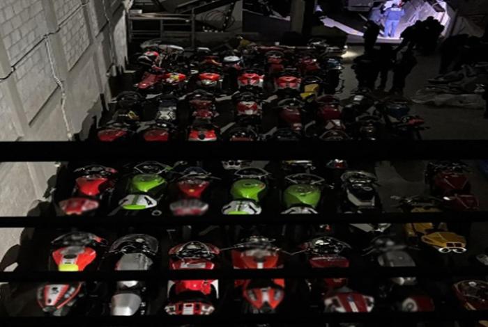 Tras ejecutar cuatro cateos en la ciudad y estado de México se aseguraron más de 62 motocicletas y droga