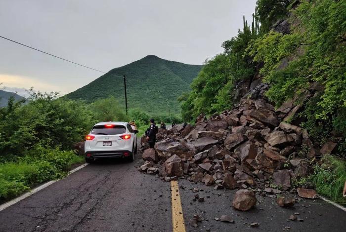 Tras fuertes lluvias reportan deslave en la Ario – Cuatro Caminos