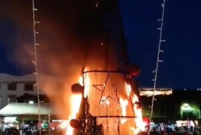 Tras marcha en Zitácuaro para exigir justicia por joven asesinada, arde arbolito navideño