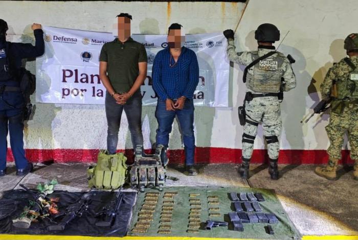 Tras persecución, detienen a dos en Arteaga; les encuentran arm4s y equipo táctico