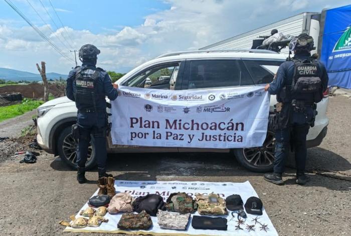Tras persecusión, aseguran camioneta robada y equipo táctico en Zamora