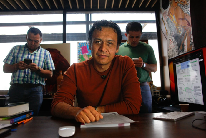 Tras su despido de la SEP, se atrinchera Marx Arriaga entre sus libros de texto