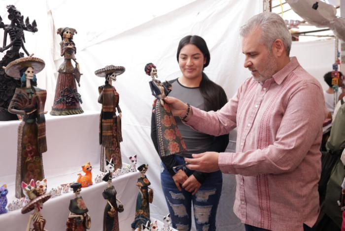 Tras un acuerdo con Liverpool, tienda departamental vende catrinas de Capula: Bedolla