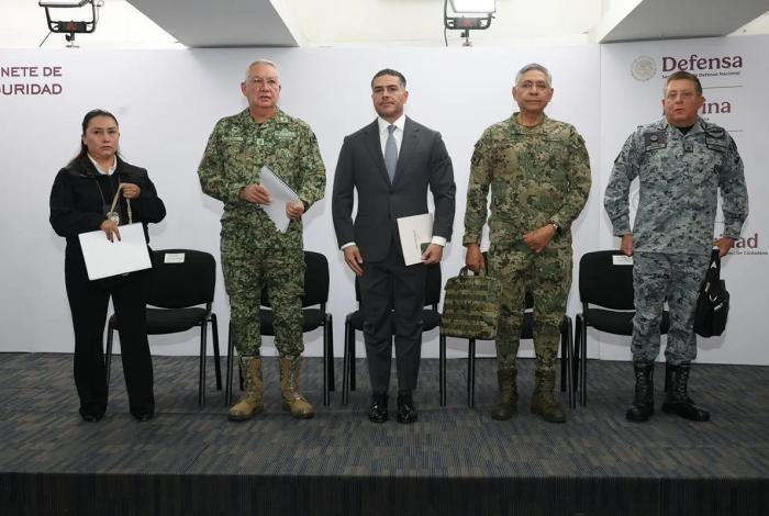 Trasladan a 25 detenidos de Michoacán a penales federales