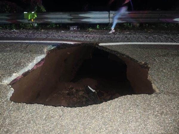 Tremendo socavón en la Costera de Michoacán alerta a automovilistas