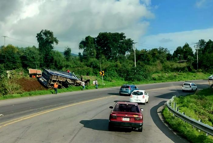 Tres heridos tras aparatoso choque volcadura de Torton y camioneta, en Uruapan