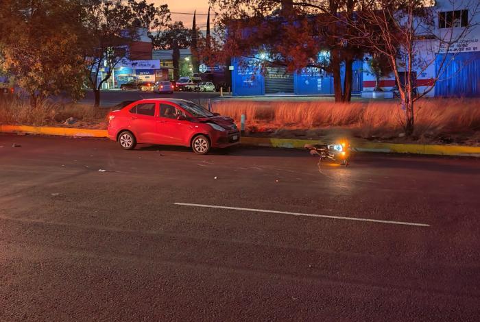 Tres lesionados en choque de auto y motocicleta, en la Morelia – Pátzcuaro