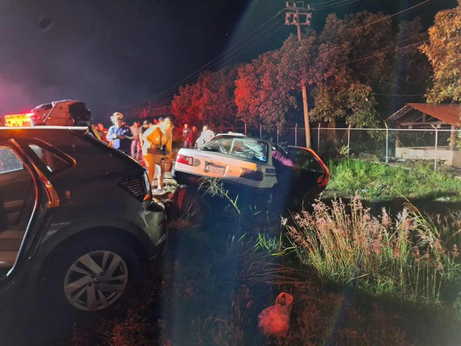 Tres lesionados tras choque entre auto y taxi en la Uruapan–Lombardía