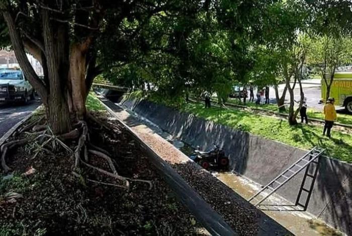 Tres menores en cuatrimoto caen a canal de aguas negras; fallece uno y hay dos les10nada’s